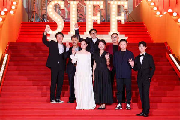 01 电影《星星在等我们》亮相第26届上海国际电影节闭幕红毯.jpg